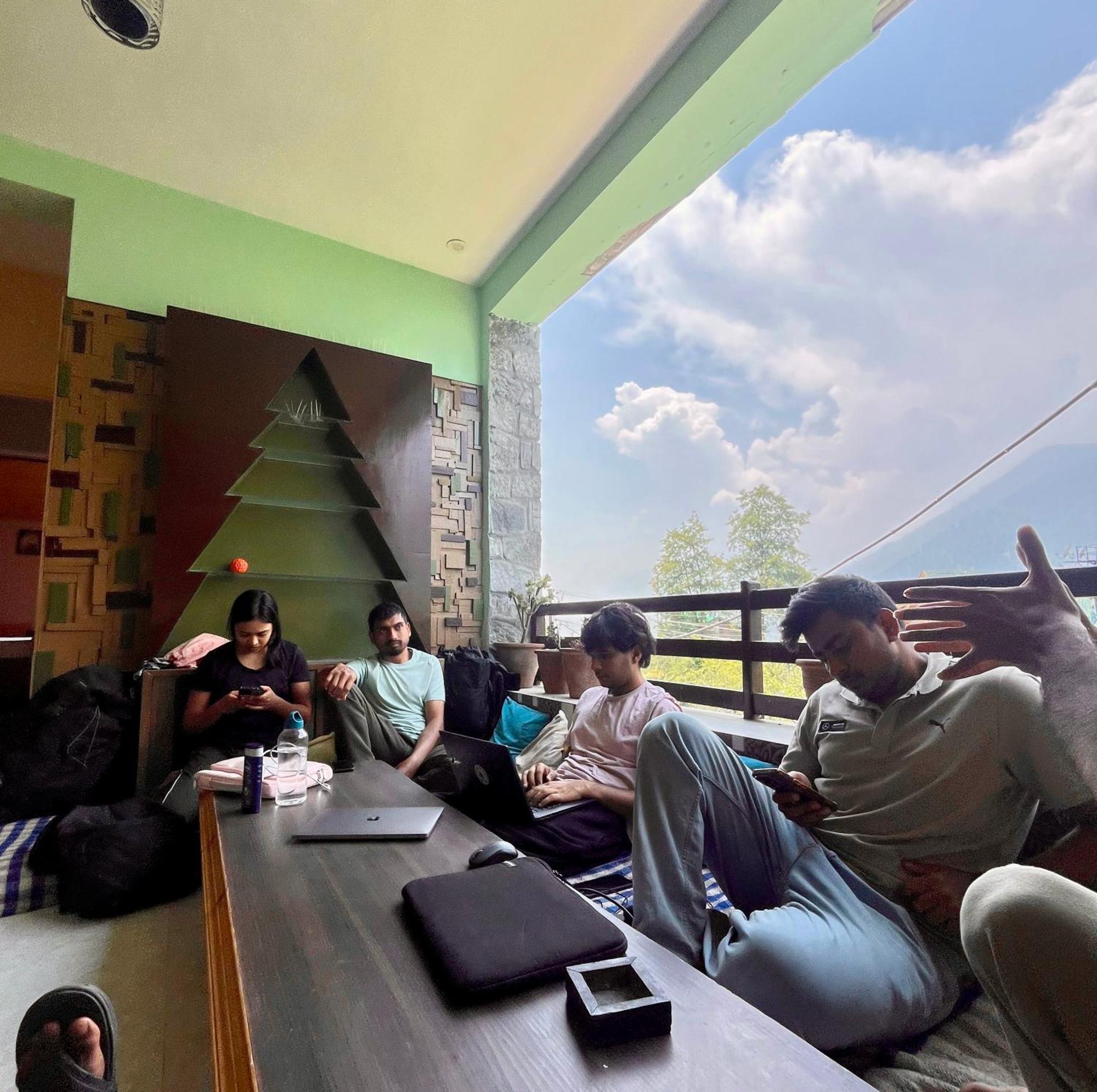 Fluestern Hostel And Cafe Nagar  Экстерьер фото
