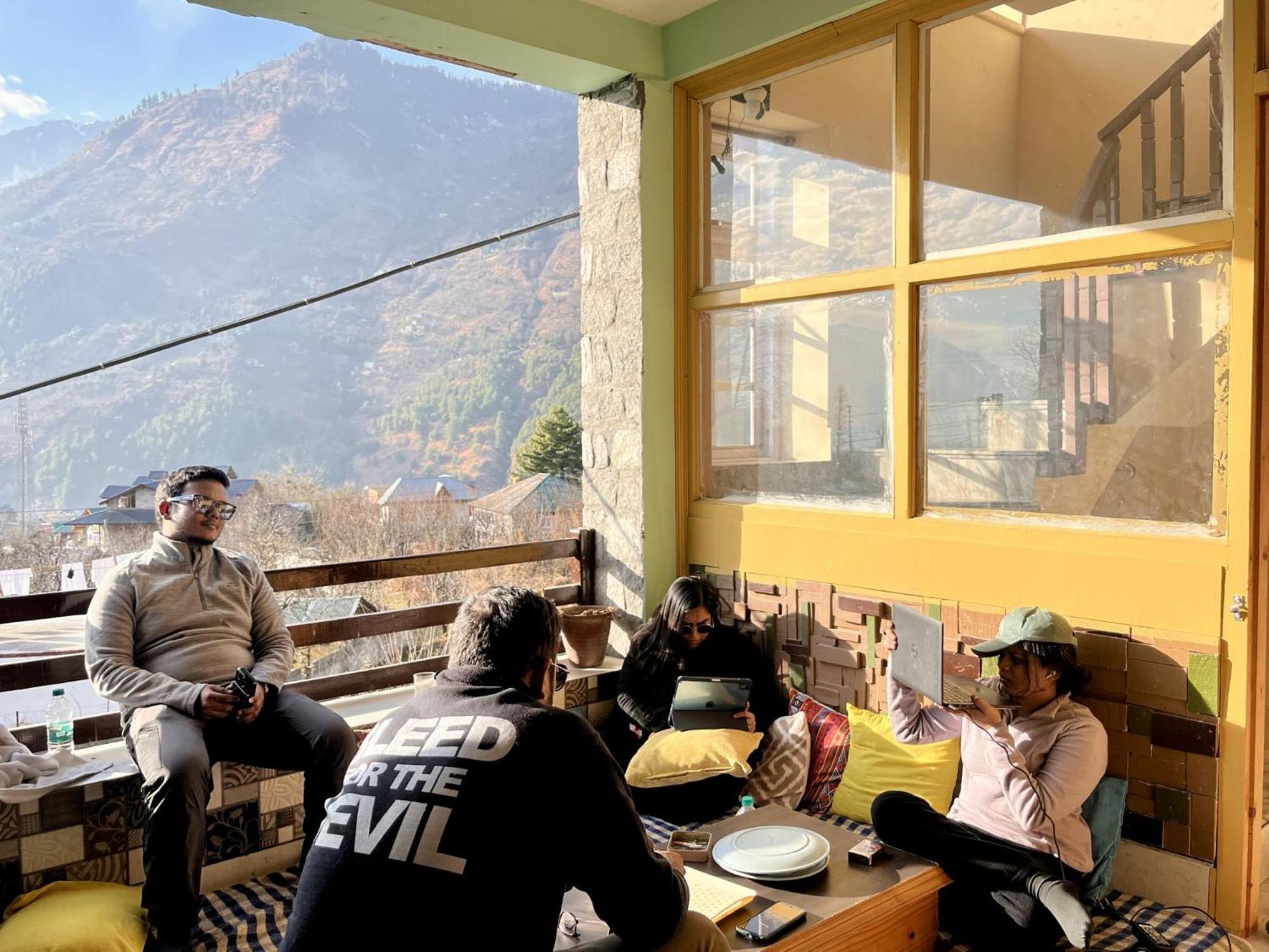 Fluestern Hostel And Cafe Nagar  Экстерьер фото