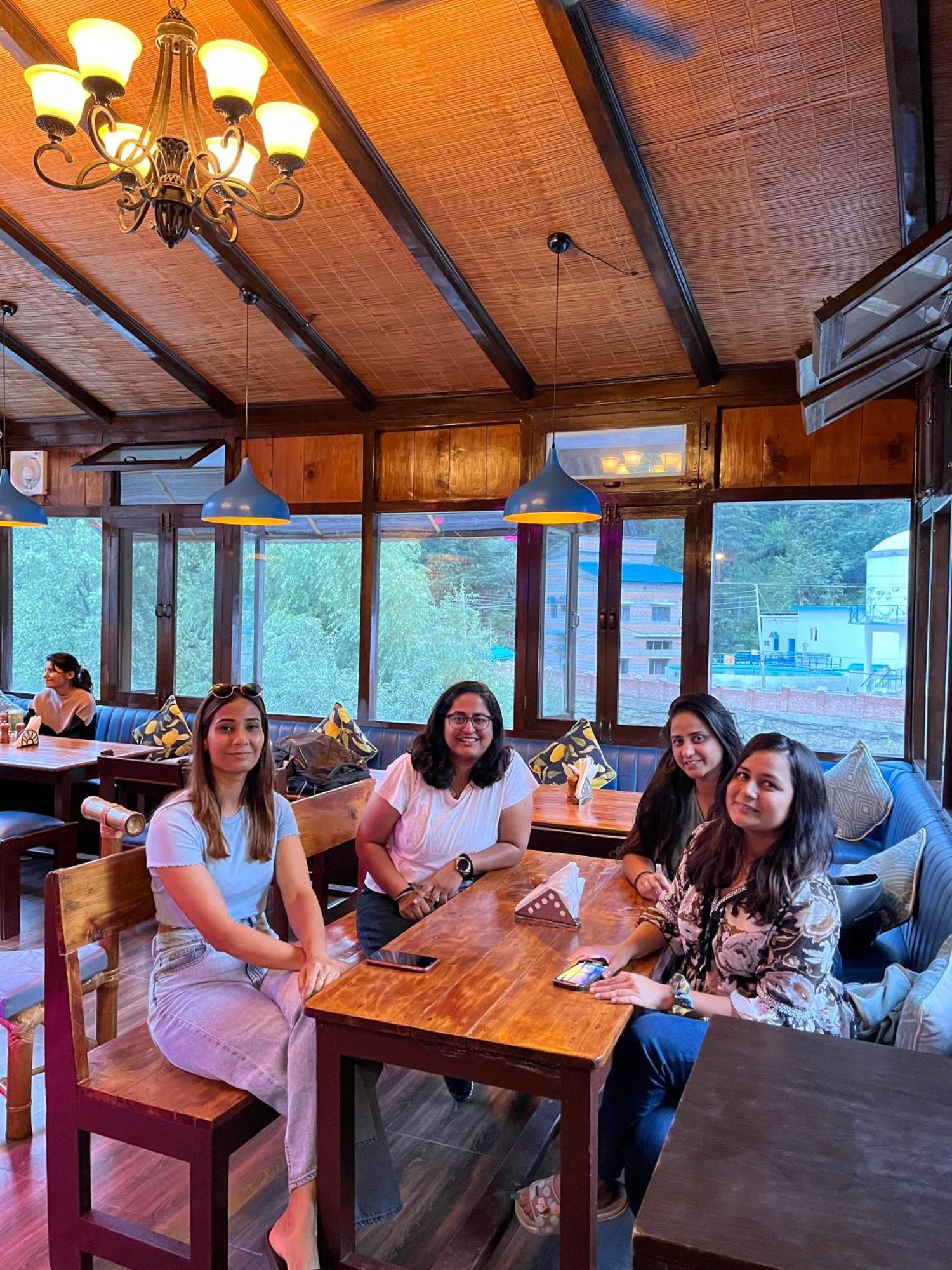Fluestern Hostel And Cafe Nagar  Экстерьер фото
